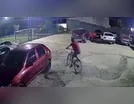 Câmeras mostram homem furtando bicicleta em Arapongas; veja o vídeo