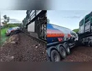 Caminhão-tanque colide com trem e é arrastado por cerca de 100 metros