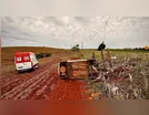 Motorista colide com poste ao desviar de carro na contramão na PR-082