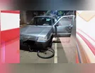 Ciclista salta antes de bicicleta ser arrastada por carro em Arapongas