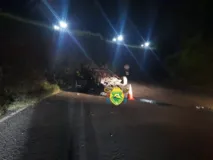 Motorista bate contra barranco e capota carro na PR-444 em Arapongas