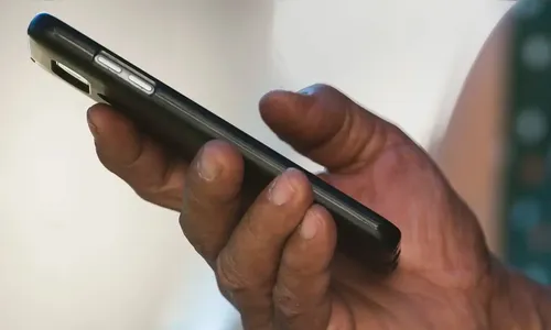PM apreende celular com conteúdo sexual de menores em Apucarana
