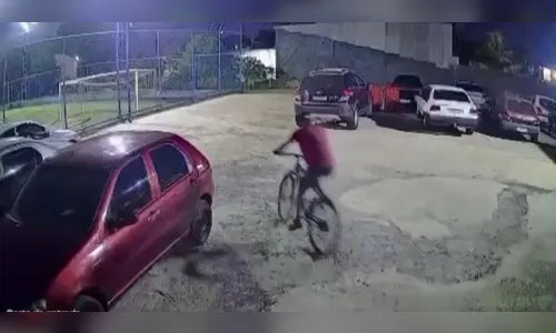 Câmeras mostram homem furtando bicicleta em Arapongas; veja o vídeo