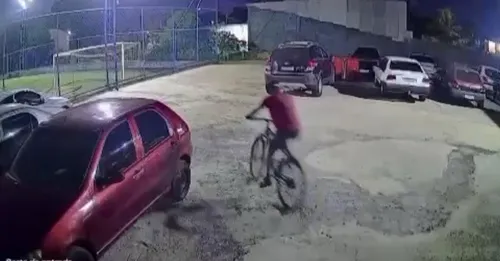 A bicicleta pertence a um funcionário do estabelecimento, que só percebeu o que havia acontecido horas depois, quando estava saindo do trabalho