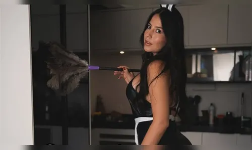 Influencer fatura R$ 40 mil por mês fazendo faxina pelada