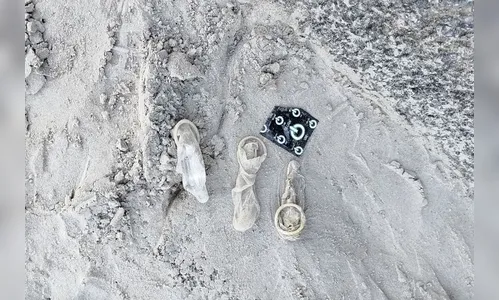 “Praia do sexo” tem fila e areia cheia de camisinhas