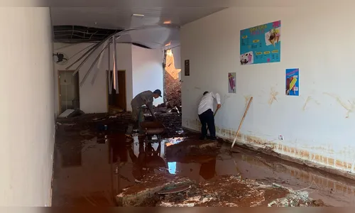 Chuva destrói sorveteria e enxurrada arrasta freezers para avenida