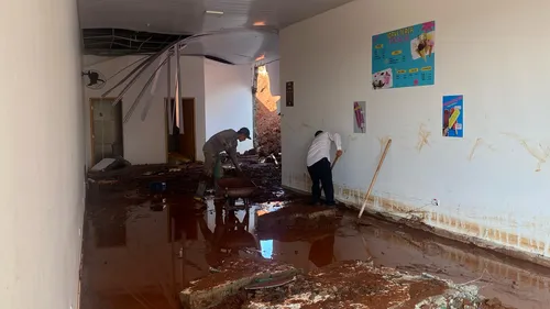 Água destruiu a parede dos fundos e invadiu o imóvel