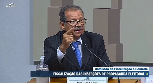 Ao ser barrado, ele gritou "arbitrários"