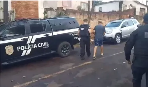 “Após a investigação, um dos alvos foi localizado aqui em Apucarana. Nossa equipe prestou apoio operacional e foi até o Jardim América, onde o indivíduo estava residindo”, explicou o delegado Marcus Felipe da Rocha Rodrigues