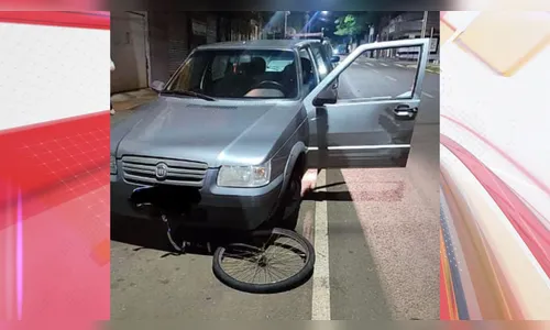 Ciclista salta antes de bicicleta ser arrastada por carro em Arapongas