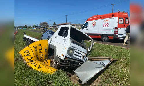 Caminhão guincho transportando Golf cai em canteiro central na BR-369