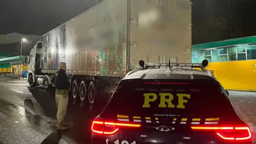 Caminhoneiro foi preso em flagrante pela PRF por dirigir sob efeito de substâncias psicoativas