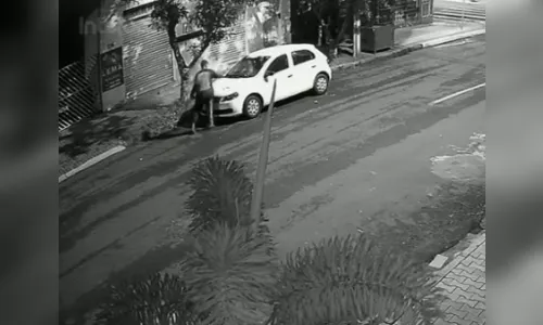 Pedestre destrói para-brisa de carro estacionado em Apucarana; veja