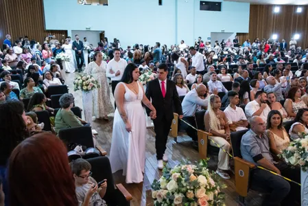 Casamento coletivo ocorreu neste sábado no Cine Teatro