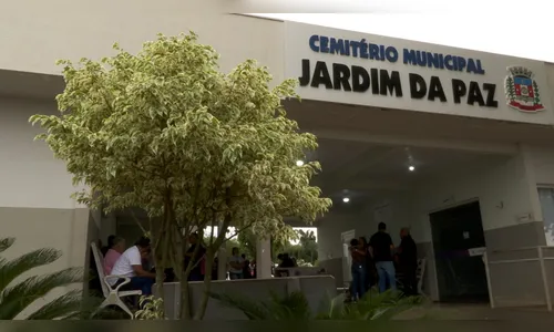 Ladrões invadem velório, chutam caixão e roubam parentes de falecida