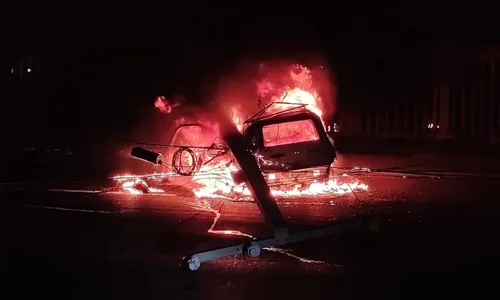 Carro explode em chamas após bater em poste; motorista escapou ileso