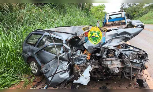 Batida frontal na PR-090 deixa um morto e um ferido gravemente