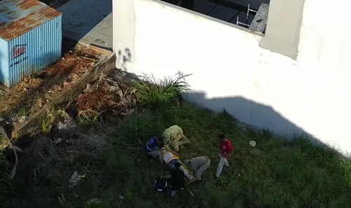 Construtor caiu em um terreno baldio