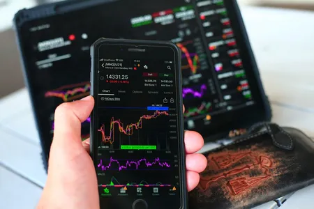 Dólar bate R$ 5,93 em meio à guerra comercial