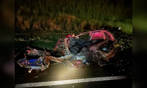 Família morre após carro bater contra ônibus escolar e caminhão no PR