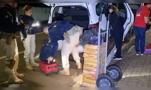 PRF apreende 100 kg de maconha com casal que viajava com bebê no PR