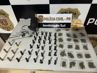Homem foi flagrado com drogas, arma e munição