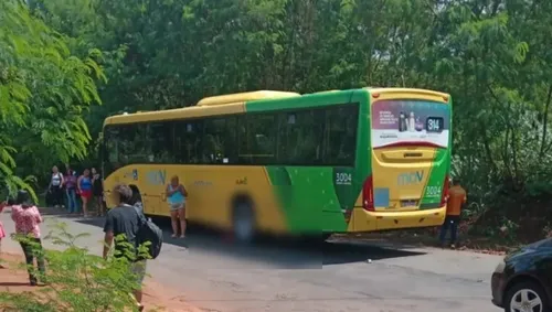 Homem teria tentado desviar de um buraco, se desequilibrou e caiu antes de ser atingido pelo coletivo