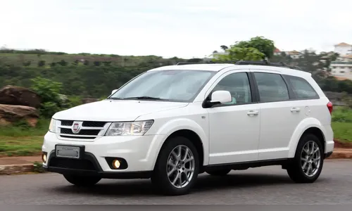 Motorista é rendido em semáforo e tem SUV roubado por ladrão armado