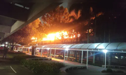 Incêndio de grandes proporções atinge teatro da PUC-PR; veja imagens