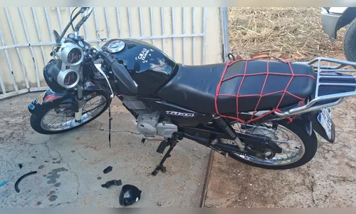 Motociclista flagrado empinando moto atinge portão durante fuga da GCM