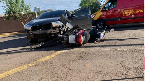 Motociclista fica ferida em colisão com carro em Apucarana