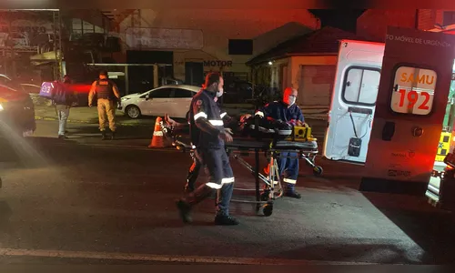 Casal fica ferido após bater moto contra árvore em Apucarana