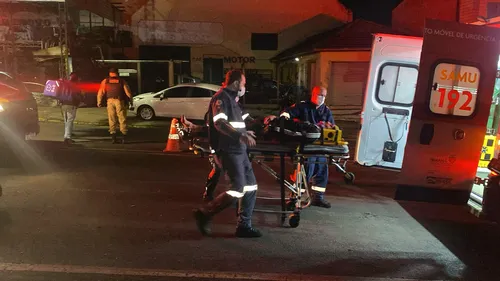 Motociclista foi socorrido pelo Samu e mulher atendida pelo Corpo de Bombeiros