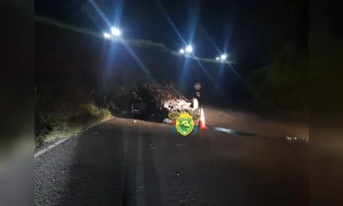 Motorista bate contra barranco e capota carro na PR-444 em Arapongas