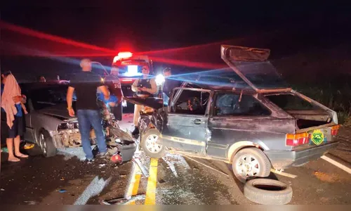 Colisão frontal na PR-272 entre Gol e Saveiro deixa uma pessoa ferida