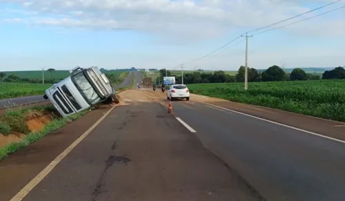 Motorista morre esmagado pelo próprio caminhão