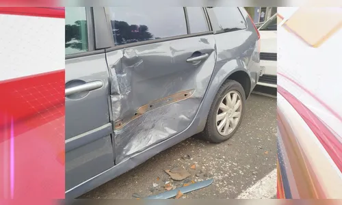 Motorista com CNH vencida sobe em meio-fio e bate em carro; veja vídeo