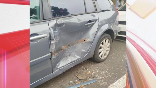 O Ford Escort engatou a marcha ré de forma brusca e acabou colidindo com um veículo Renault, que estava regularmente estacionado