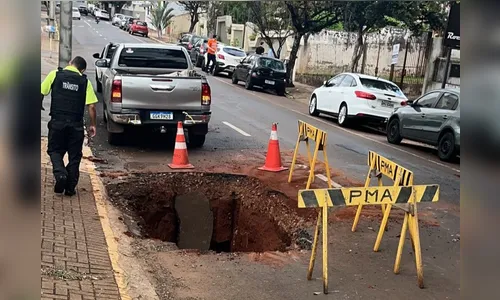 Prefeitura de Apucarana inicia reparos em nova cratera no centro da cidade