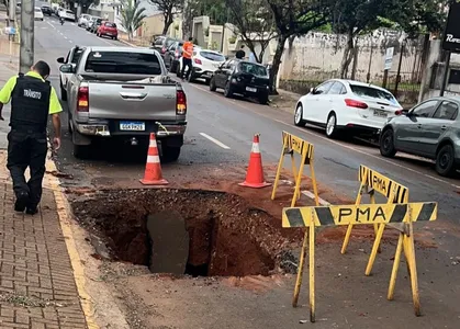 O buraco surgiu no dia 4 de abril na Rua Clotário Portugal