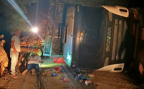 O caminhão tombou em cima do Fiat Uno e as toras de madeira foram todas para cima do carro, prensando o casal