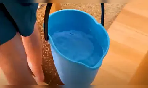 Após reclamação de barulho, homem  é atingido com balde de água