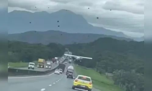 Vídeo mostra pouso de avião no meio de veículos em rodovia; veja