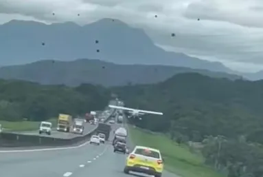 Ocupantes de carro filmaram pouso em rodovia