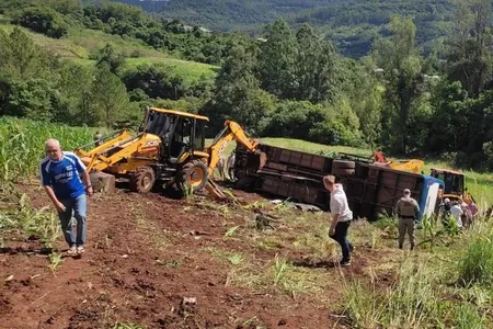 Ônibus caiu em ribanceira na cidade de Imigrante