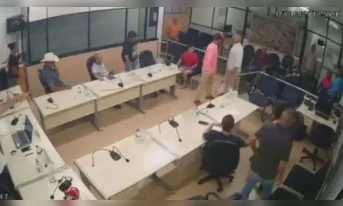 Vídeo mostra vereadores trocando socos após sessão no Paraná; veja