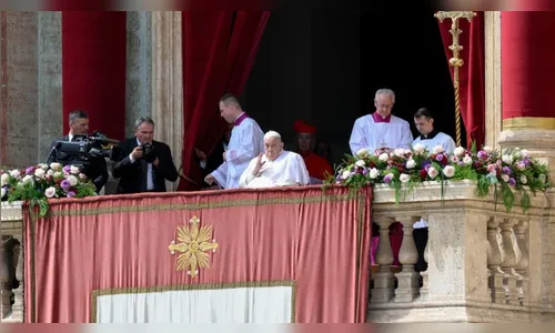 Papa Francisco aparece no Domingo de Páscoa para abençoar fiéis