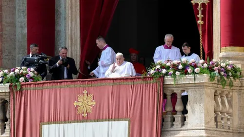 Papa Francisco aparece no Domingo de Páscoa para abençoar fiéis