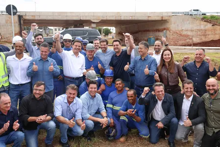 Ratinho Junior, autoridades e trabalhadores na solenidade de inauguração